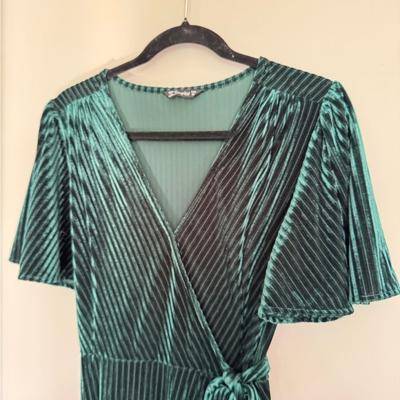 Simplee Apparel Green Flutter Sleeve Wrap Dress - Picture 9 of 13